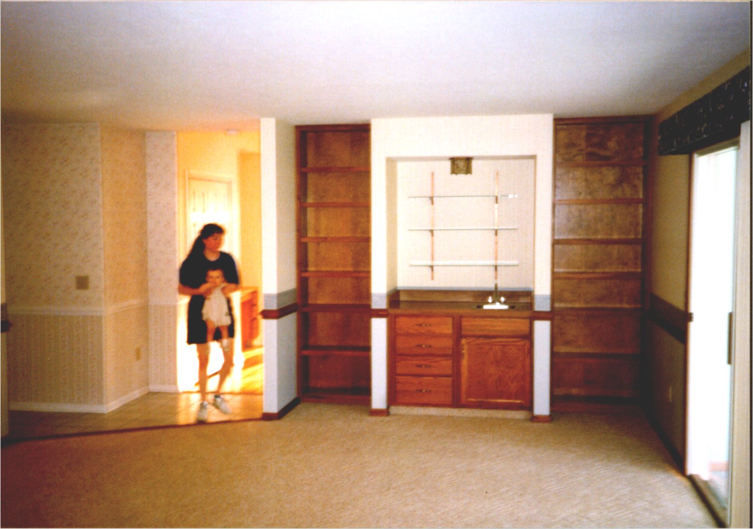 Yes, that IS a wet bar between the book shelves...